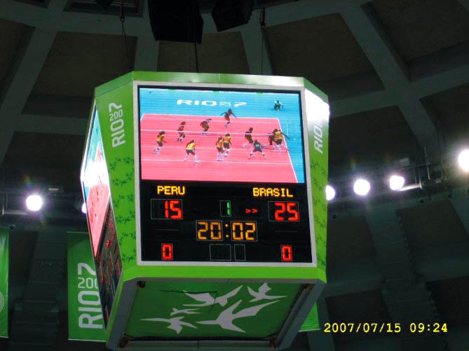 四块PH6室内全彩屏，分四面吊装,可同时直播现场比赛情况